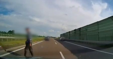 Senior szedł drogą ekspresową S12/S17 pod Lublinem. O krok od tragedii | WIDEO