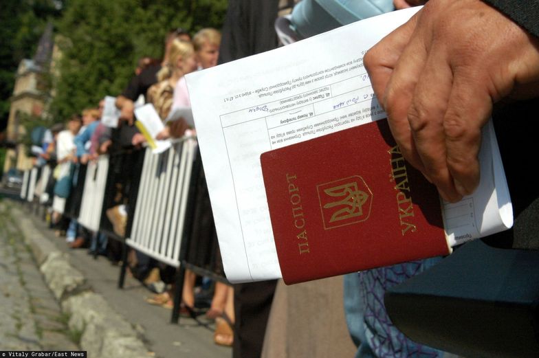 Paraliż wizowy w konsulatach na Ukrainie. Na własne życzenie pozbawiamy się pracowników ze Wschodu