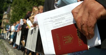 Paraliż wizowy w konsulatach na Ukrainie. Na własne życzenie pozbawiamy się pracowników ze Wschodu