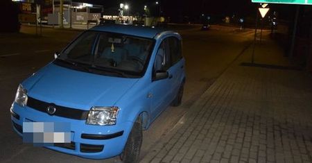 Pijany wsiadł za kierownice nieswojego samochodu. Po chwili zderzył się z krawężnikiem. Próbował uciekać przed policyjnym radiowozem