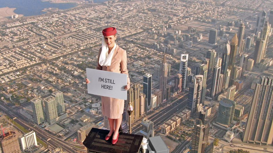 Emirates zaskakuje kolejną oryginalną reklamą 