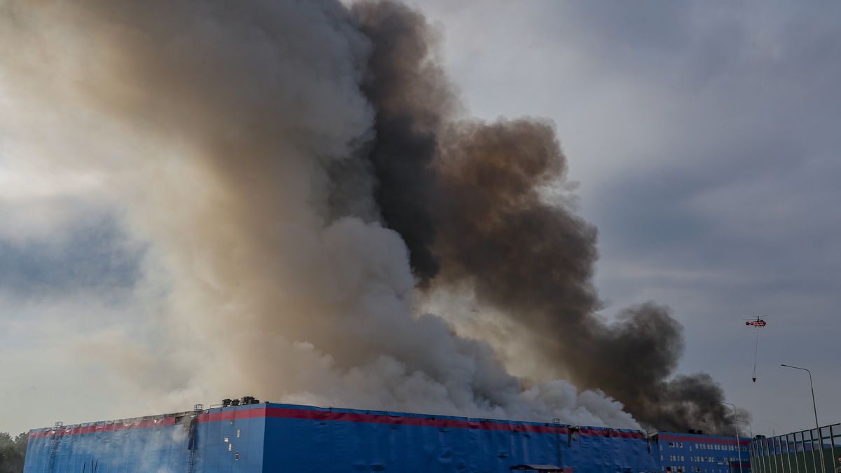 Smoke billows at the site of a fire at a warehouse of the Russian internet company Ozon near the village of Petrovskoye, Istra district, Moscow region, Russia, 03 August 2022. The Moscow region branch of EMERCOM of Russia (The Ministry of the Russian Federation for Civil Defence, Emergencies and Elimination of Consequences of Natural Disasters) reports that the burning area reached 35,000 square meters. More than a thousand employees of the warehouse evacuated on their own, two people were hospitalized. EPA/SERGEI ILNITSKY Dostawca: PAP/EPA.
