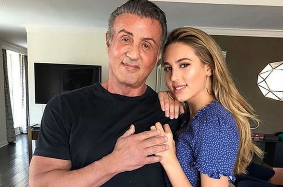 Córka Stallone'a pozuje w bikini. Te zdjęcia zapierają dech w piersiach