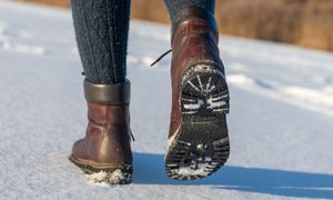 Prosty trik na śliskie buty. Zimowe chodniki nie będą już problemem