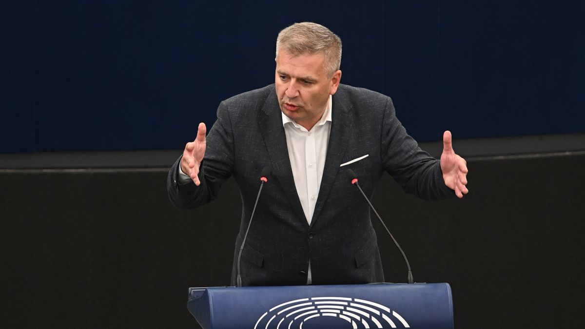 Bartosz Ar�ukowicz
Strasburg, Francja, 18.09.2024. Europose� Bartosz Ar�ukowicz na sali obrad Parlamentu Europejskiego w Strasburgu, 18 bm. w drugim dniu posiedzenia parlamentu. (sko) PAP/Radek Pietruszka
Radek Pietruszka
parlament, Parlament Europejski, plenarna, polityk polityka, pos�owie, sesja, obrad, obrady, posiedzenie, sala