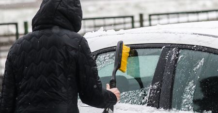 3000 zł mandatu za źle odśnieżone auto. Policja potwierdza