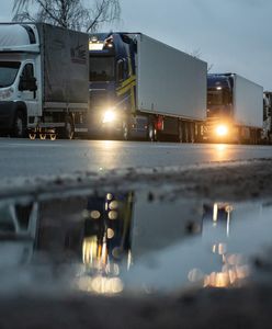 Policjant potrącony przez ciężarówkę w kolejce do przejścia w Koroszczynie