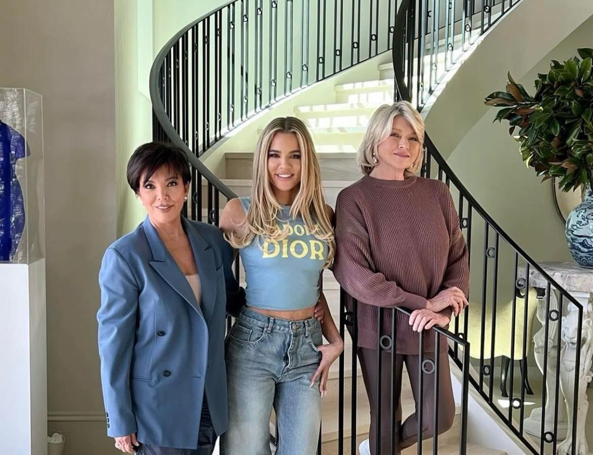 Mocno wyretuszowana Khloe Kardashian pozuje z Kris Jenner i Marthą Stewart