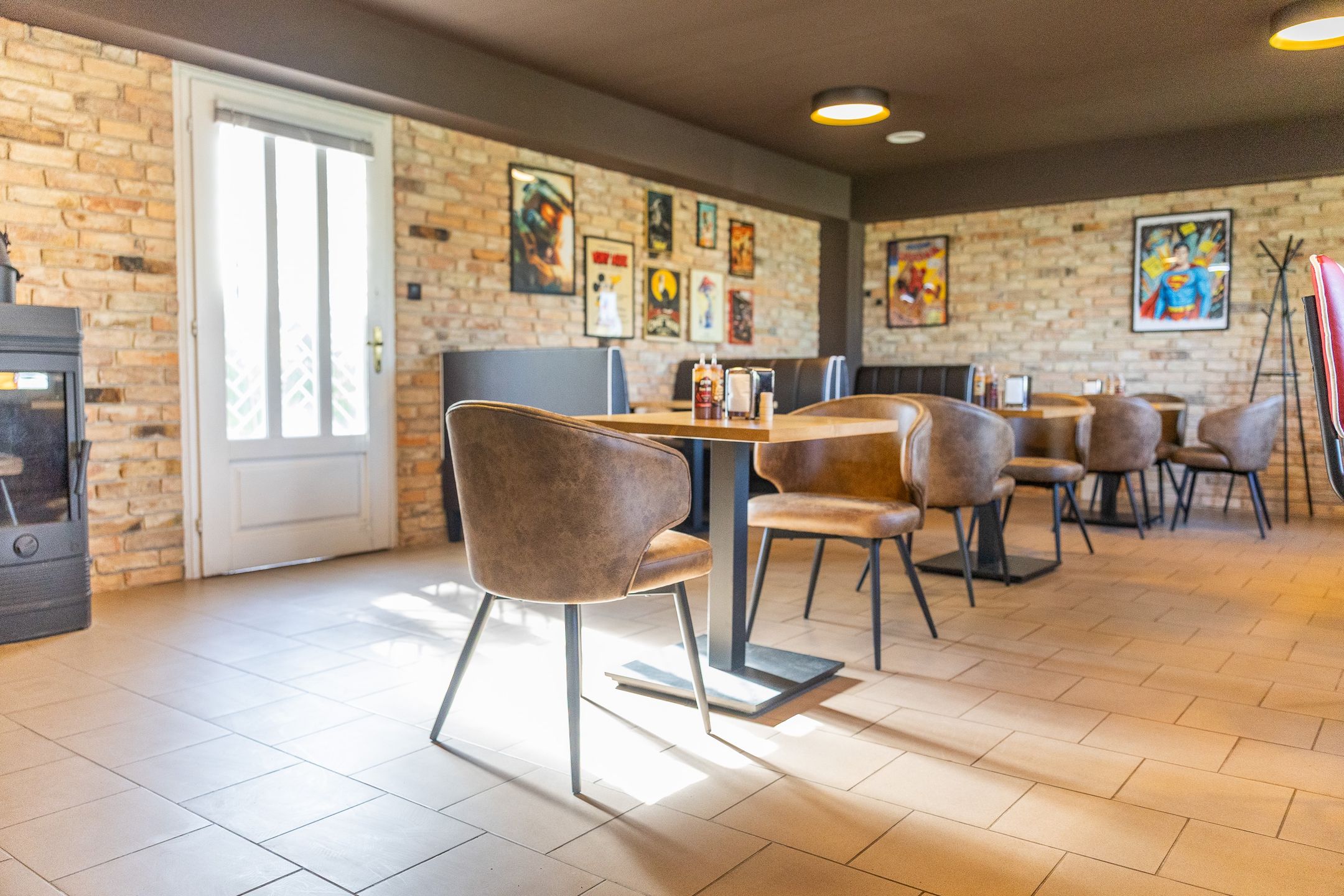 BBQ Bar DYM działa przy drodze krajowej nr 80 w Czarnowie.
