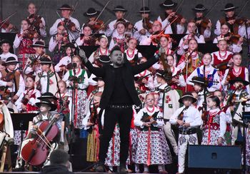 Mała Armia Janosika koncertowała w Malborku. Przyciągnęła tylu fanów, że zapełniła się prawie cała widownia przy zamku