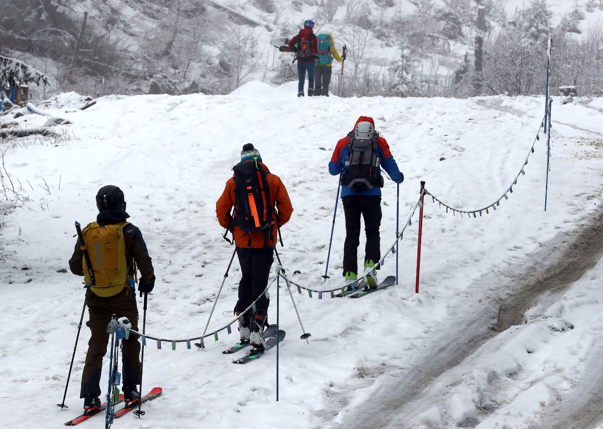 Zakopane 01.04.2022. Opady śniegu w Zakopanem. Po okresie słonecznej, wiosennej pogody temperatura się obniżyła i spadł śnieg. (kf) PAP/Grzegorz Momot