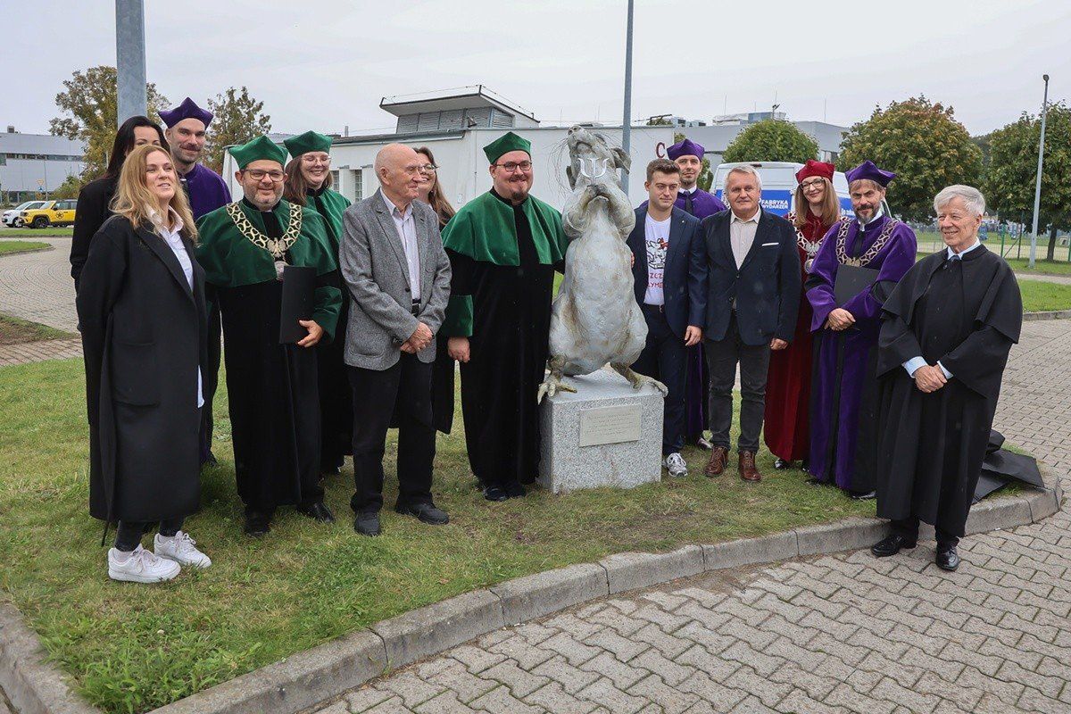 Uroczyste odsłonięcie pomnika szczura eksperymentalnego we Wrocławiu.