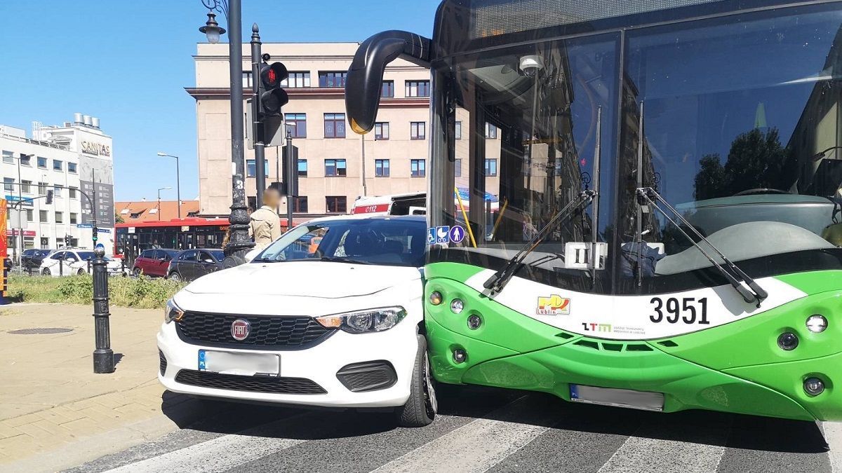 Zderzenie Bolta z trolejbusem na skrzyżowaniu w centrum Lublina