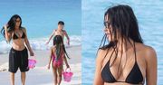 Kim Kardashian hasa po rajskiej plaży w towarzystwie gromadki dzieci. Imponująca forma 43-latki? (ZDJĘCIA)