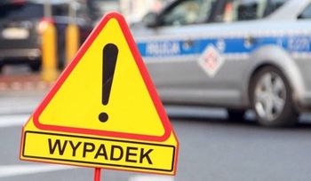 Ciężarówka wjechała w linię energetyczną. Droga krajowa nr 15 w kierunku Torunia nieprzejezdna