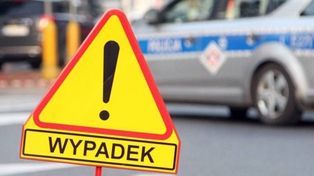 Ciężarówka wjechała w linię energetyczną. Droga krajowa nr 15 w kierunku Torunia nieprzejezdna