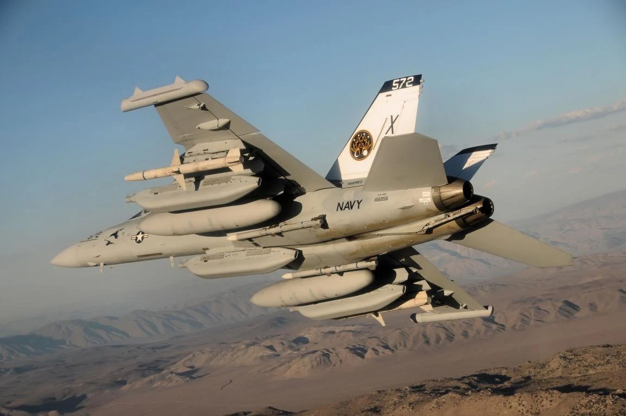 Boeing E/A-18G Growler uzbrojony w dwa pociski AMRAAM i dwa HARM oraz zestaw zasobników ze sprzętem WRE