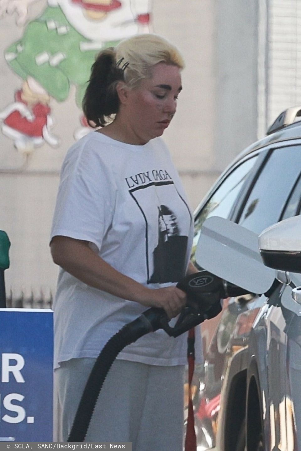 Amanda Bynes tankuje samochód