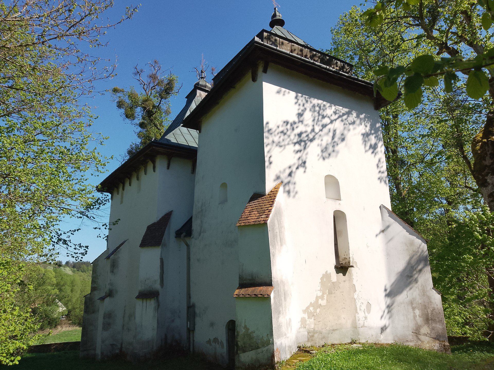Cerkiew posiada harmonijną bryłę osadzoną w malowniczym krajobrazie Pogórza Przemyskiego.