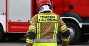 Duży pożar domu jednorodzinnego pod Tarnowem. Z ogniem, który trawi murowany budynek w Glowie walczy kilkudziesięciu strażaków