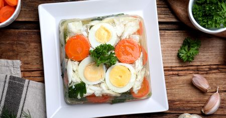 To będzie przebój wielkanocnego stołu! Przepis na jajka przepiórcze w galarecie