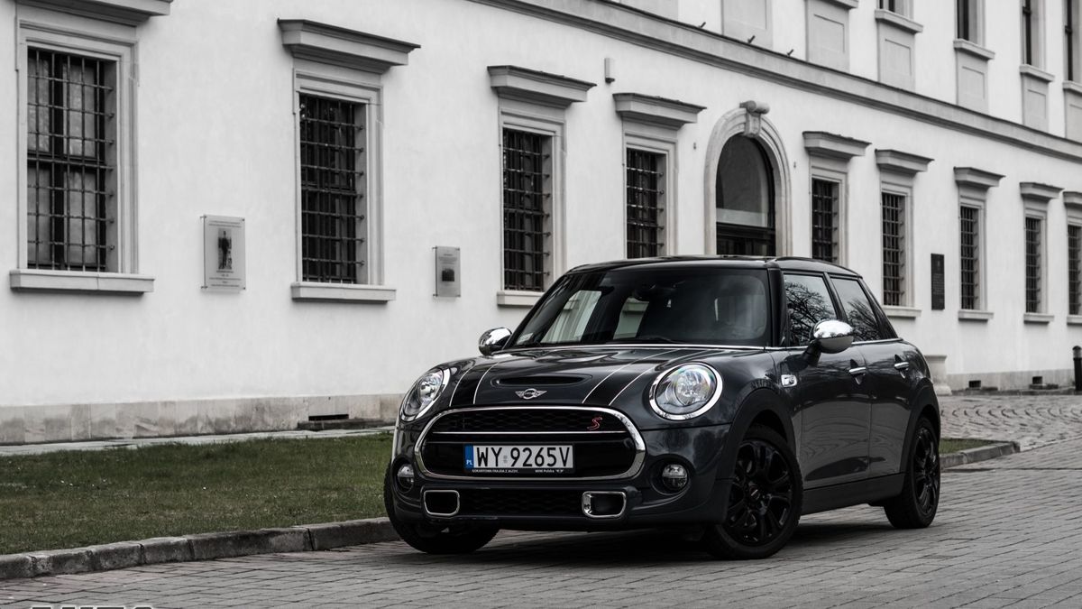Mini w wersji Cooper S dzięki kilku dodatkom stylizacyjnym wygląda naprawdę agresywnie.