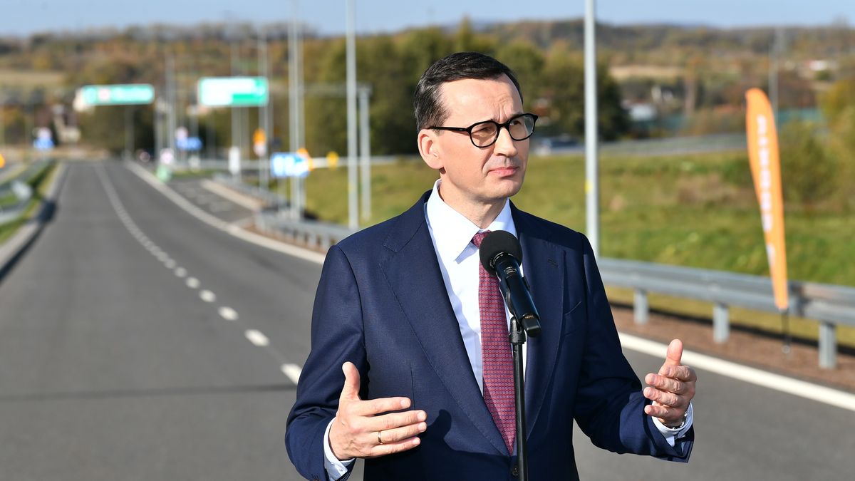 Wałbrzych, 28.10.2022. Premier Mateusz Morawiecki podczas uroczystego otwarcia obwodnicy Wałbrzycha w ciągu drogi krajowej nr 35, 28 bm. (jm) PAP/Maciej Kulczyński