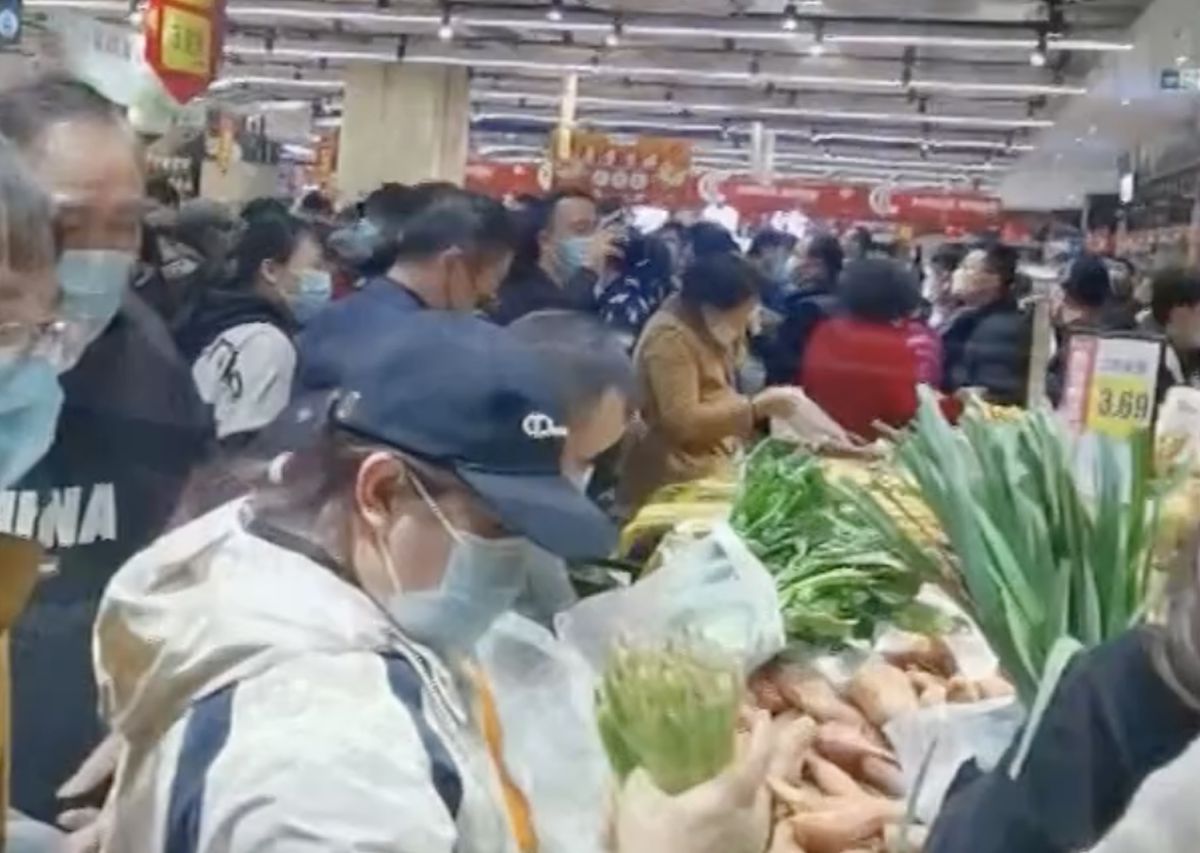 W sklepach w Szanghaju dochodziło w ten weekend do dantejskich scen - ludzie wyrywali sobie żywność z rąk 