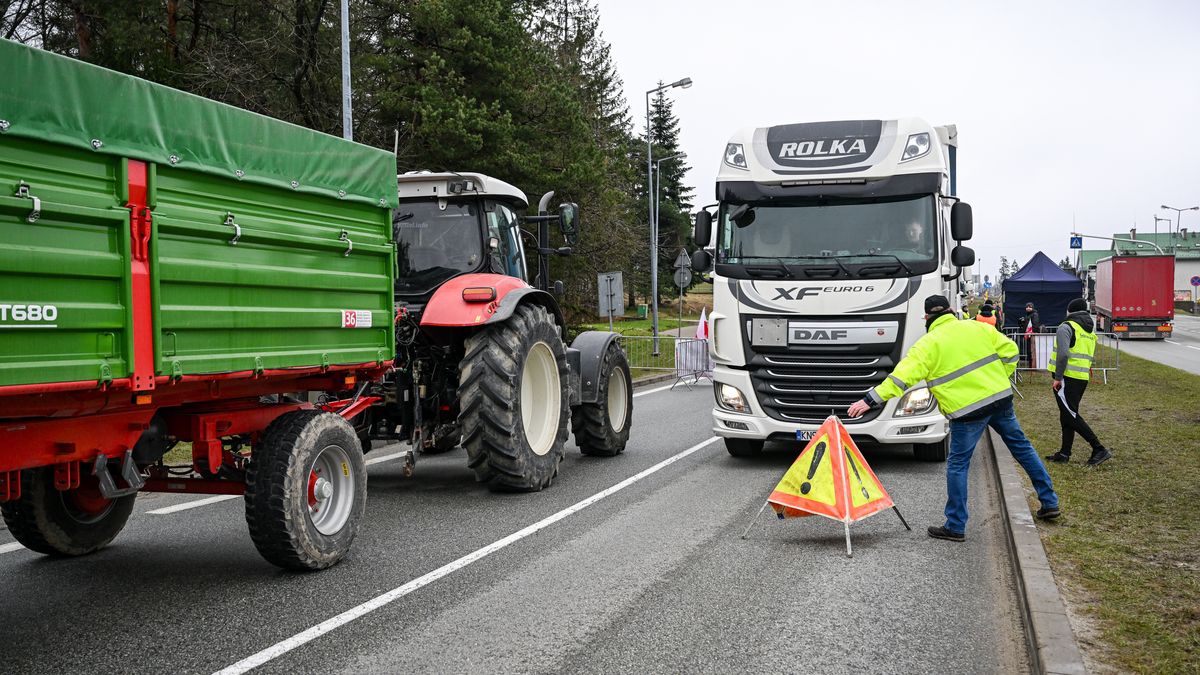 Barwinek, 14.03.2024. Blokada rolników przed dawnym polsko-słowackim przejściem granicznym w Barwinku, 14 bm. Rolnicy blokują ciężarówki wjeżdżające do Polski i z niej wyjeżdżającyche. Rolnicy z całej Polski kontynuują protesty. Ich powodem jest m.in. niedawna decyzja Komisji Europejskiej o przedłużeniu bezcłowego handlu z Ukrainą do 2025 roku, a także sprzeciw wobec prowadzonej przez Unię Europejską polityce Zielonego Ładu. (sko) PAP/Darek Delmanowicz