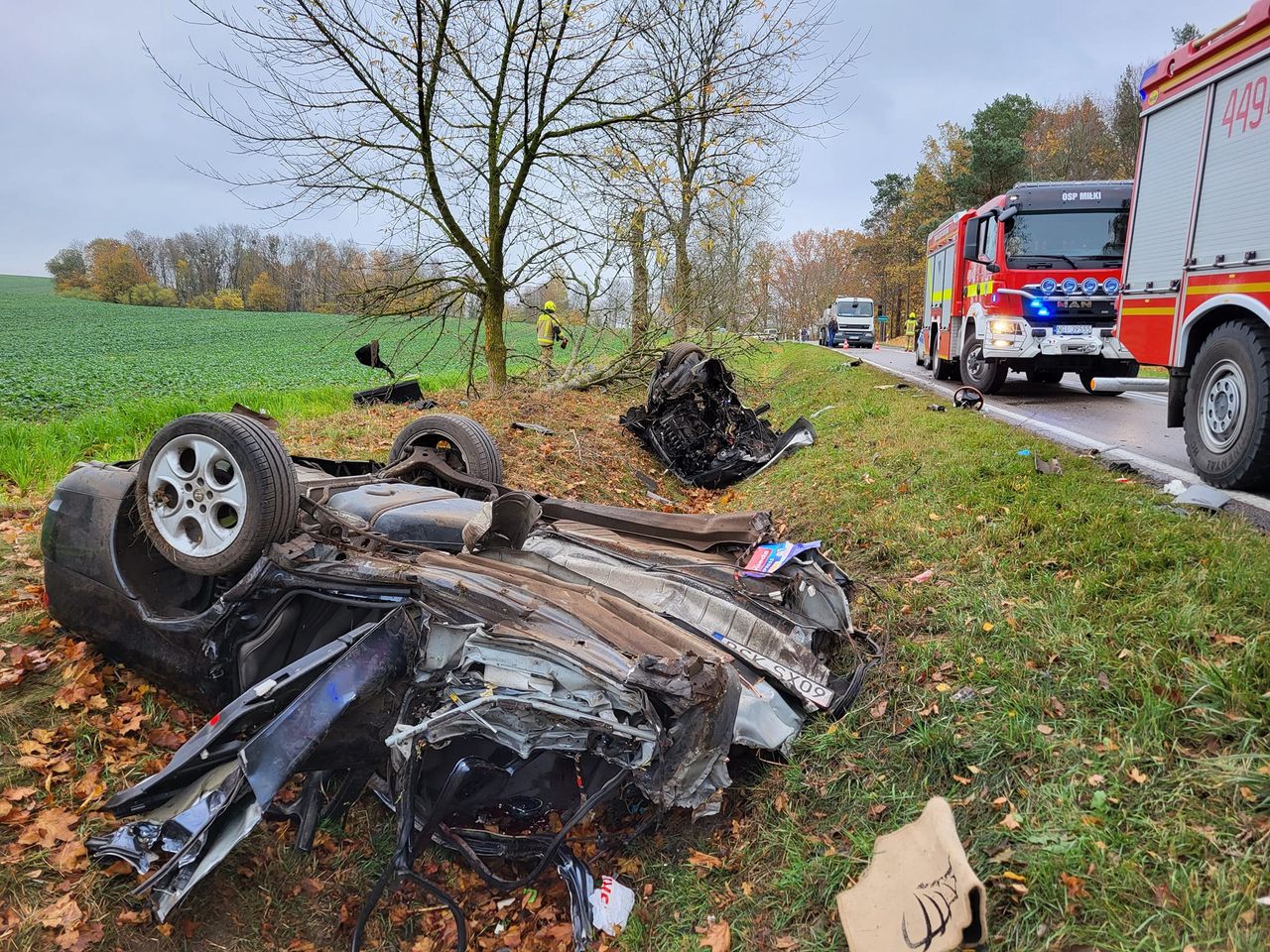 Makabra na drodze. Auto rozerwało na dwie części