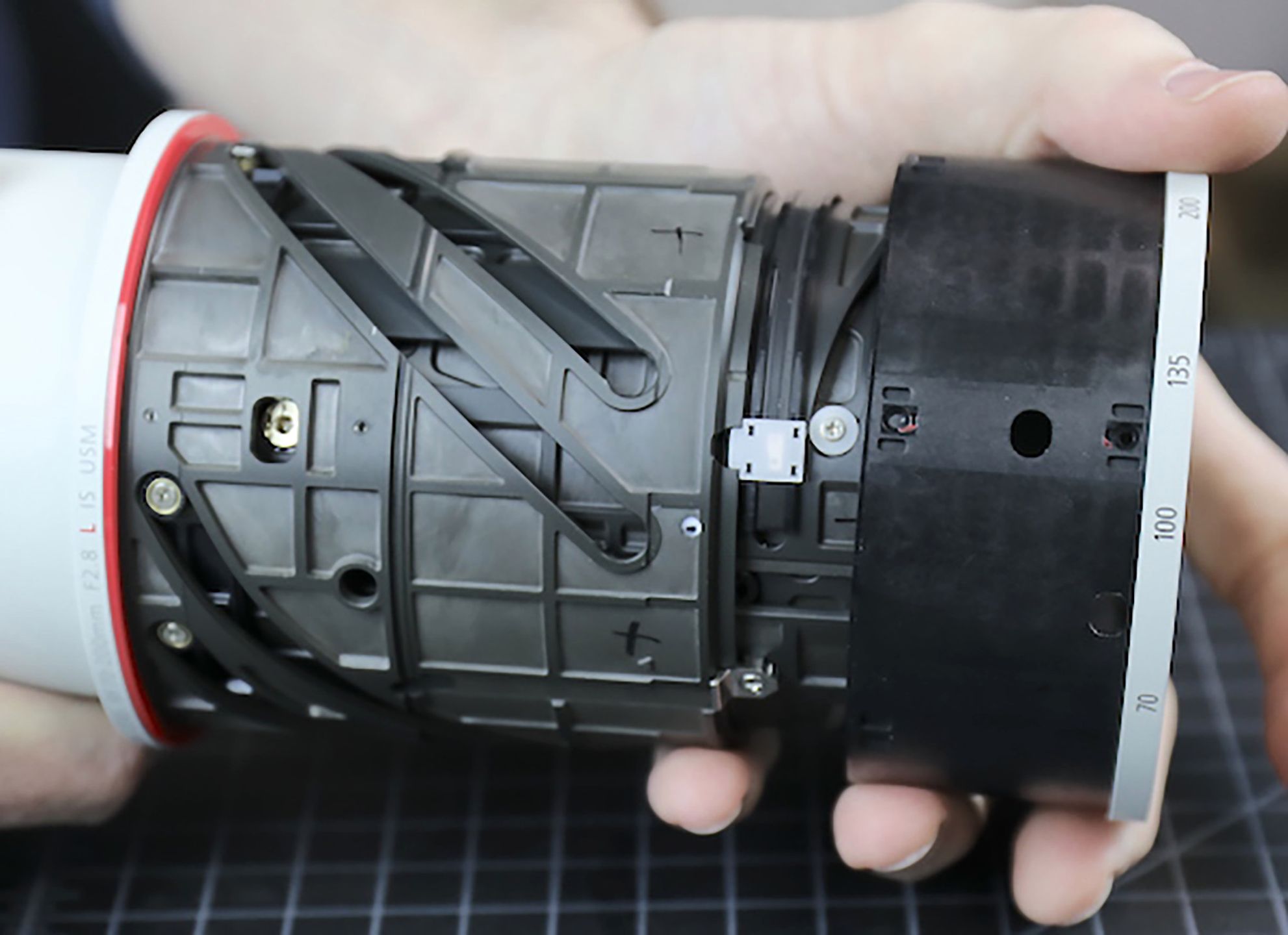 Canon RF 70–200mm F2.8L IS USM – zobacz, co kryje w środku ta konstrukcja 1