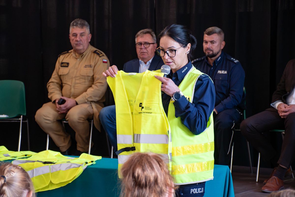 Kamizelki odblaskowe dla uczniów powiatu poznańskiego fot. Starostwo Powiatowe w Poznaniu