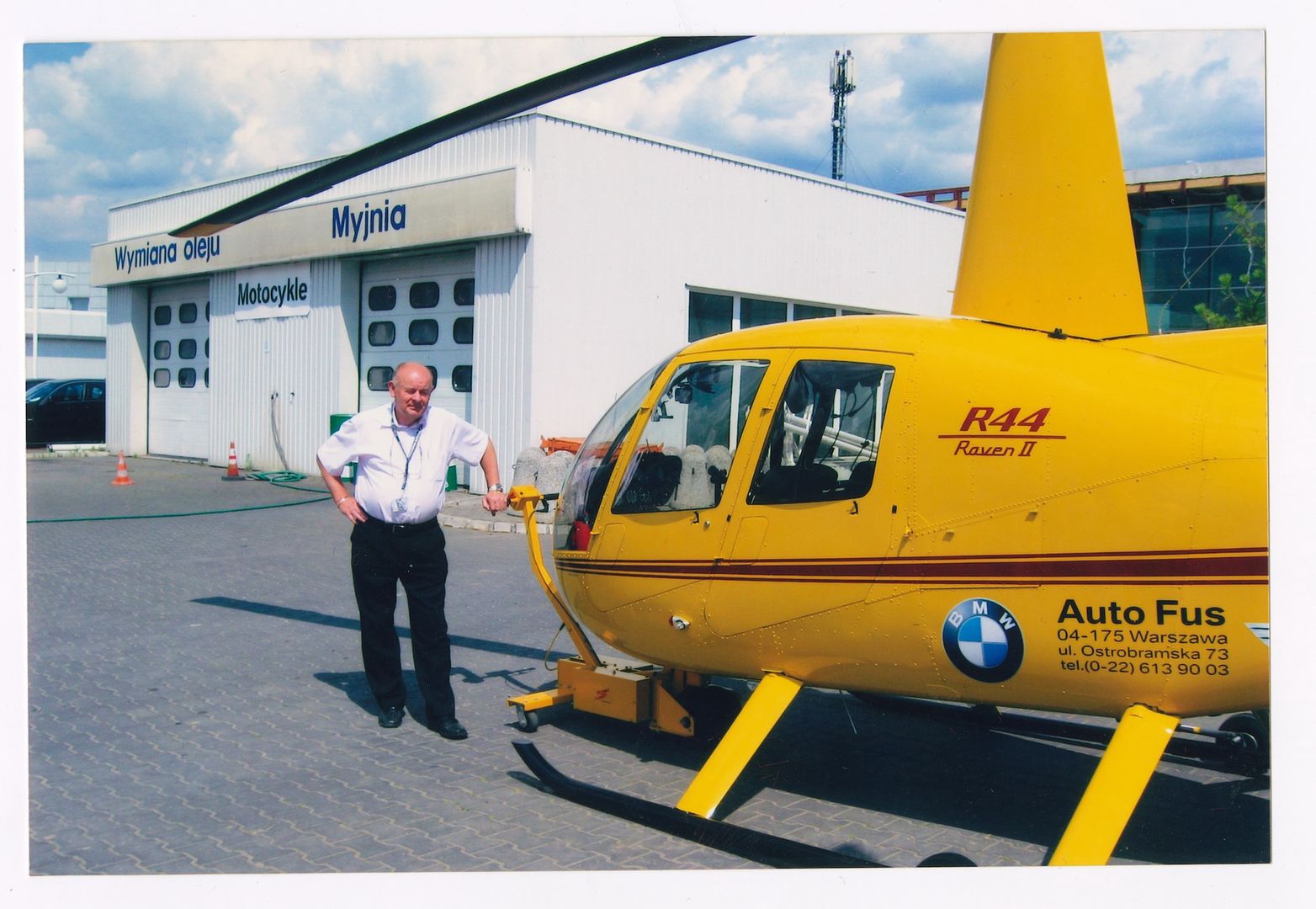 Tadeusz Fus ze swoim helikopterem Robinson R44