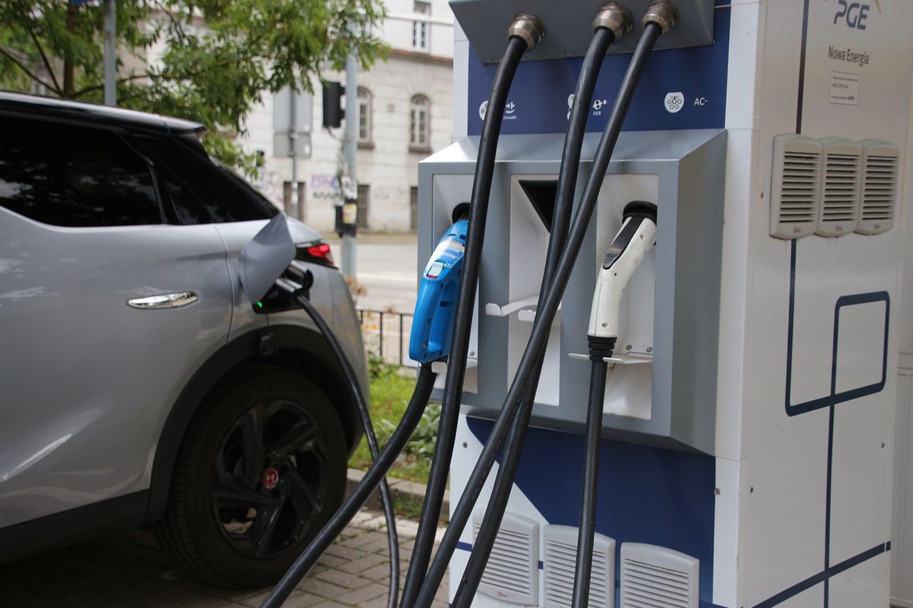 PGE wprowadza opłaty za korzystanie z ładowarek. Cennik nie sprzyja tańszym autom