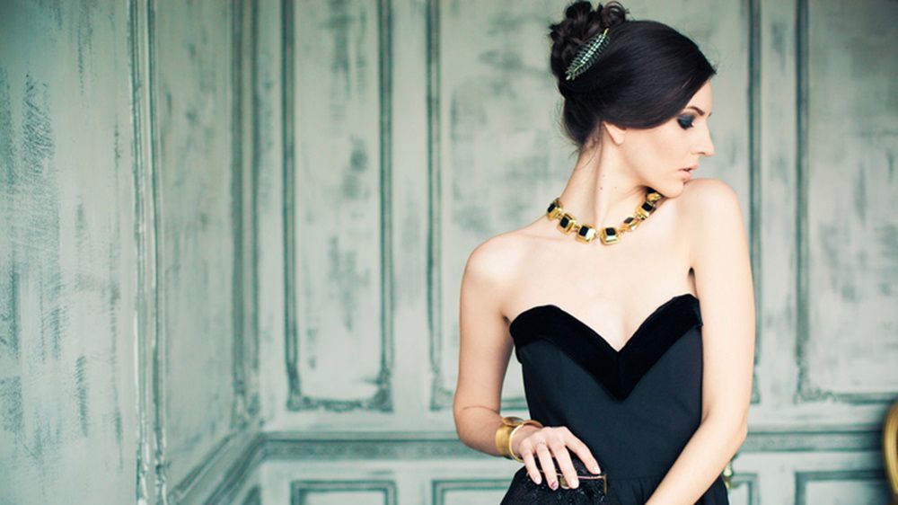 Minikopertówka powinna pasować do wieczorowej kreacji, makijażu oraz dodatków