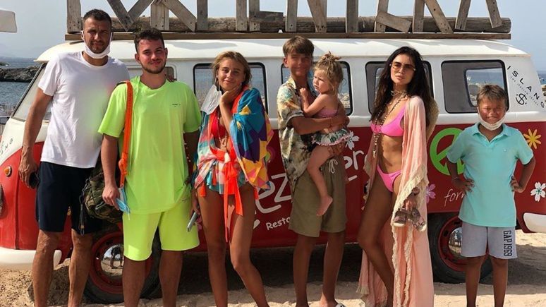 Natalia Siwiec pozuje z Bieniukami