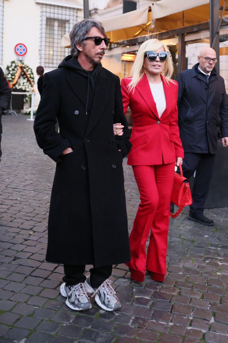 Donatella Verscace w czerwieni na pogrzebie Valentino