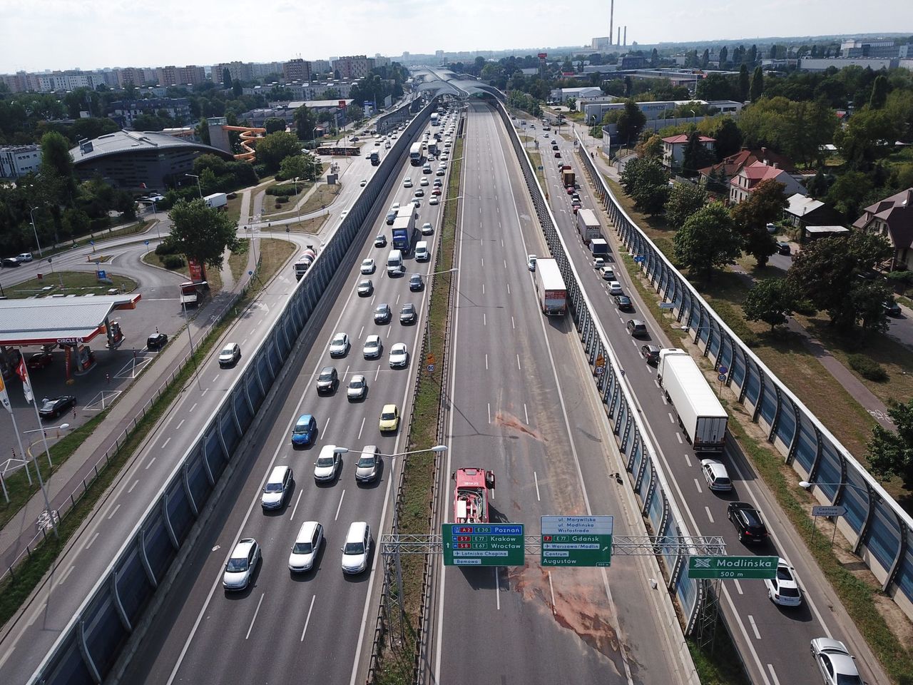 Warszawa. Korek na trasie S8 po zderzeniu trzech aut