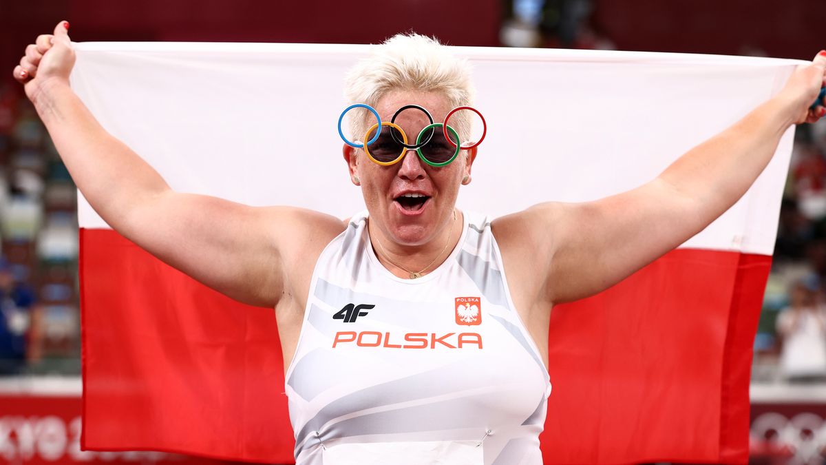 TOKYO, JAPAN - AUGUST 03:  Anita Wlodarczyk of Team Poland celebrates after winning gold in the Women's Hammer Throw Final on day eleven of the Tokyo 2020 Olympic Games at Olympic Stadium on August 03, 2021 in Tokyo, Japan. (Photo by Ryan Pierse/Getty Images)
