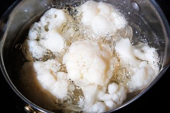 Dodaj odrobinę do wody, gdy gotujesz kalafiora. Pozostanie bielusieńki, a w domu nie będzie brzydko pachnieć