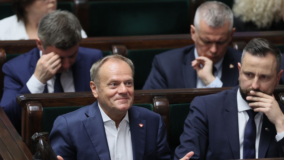 Warszawa, 22.05.2024. Premier Donald Tusk (L-dół), wicepremier, minister obrony narodowej Władysław Kosiniak-Kamysz (P-dół), minister spraw wewnętrznych i administracji Tomasz Siemoniak (P-góra) oraz szef KPRM Jan Grabiec (L-góra) na sali obrad Sejmu w Warszawie, 22 bm. Posłowie mają wysłuchać szefa MON w sprawie stanu bezpieczeństwa RP. (jm) PAP/Leszek Szymański