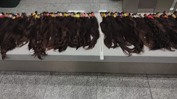 Kraków: Ponad 15 kg ludzkich włosów na lotnisku. Ich wartość zaskakuje