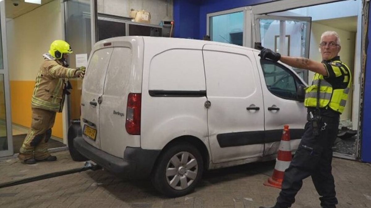 Bezdomny wjechał autem w komisariat. 