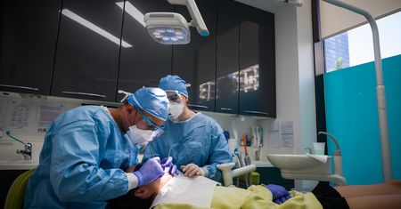 Polaków nie stać na leczenie. Z tych zabiegów rezygnują najczęściej