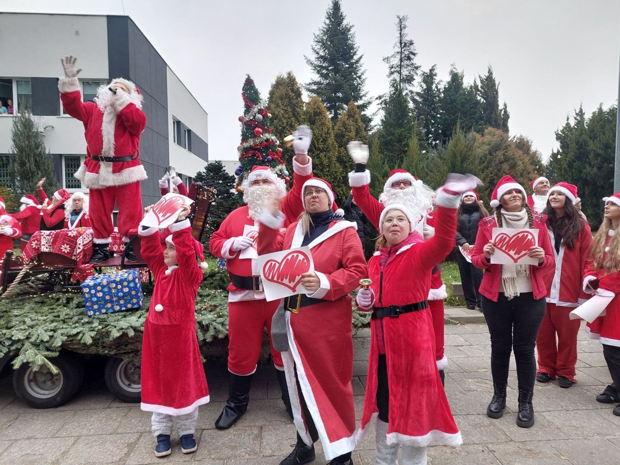 Radom: Mikołajkowy Rajd Uśmiechu u małych pacjentów szpitala