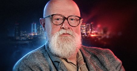 Prof. Bralczyk punktuje polityków. "Odbierają słowom moc"