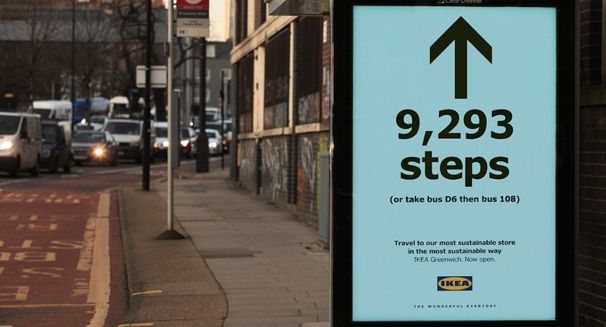 IKEA pokazała na nośnikach zewnętrznych, ile kroków jest do jej najbliższego sklepu