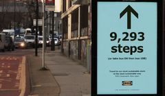 IKEA pokazała na nośnikach zewnętrznych, ile kroków jest do jej najbliższego sklepu