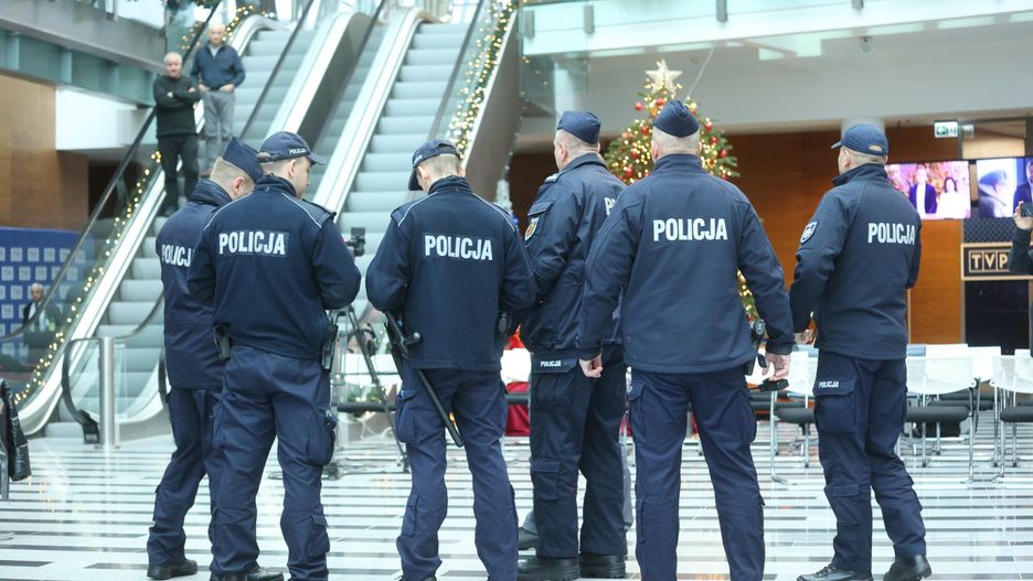 Politycy PiS w siedzibie TVP
Fot. Michal Zebrowski/East News, Warszawa,  20.12.2023. Poznym wieczorem 19 bm. Sejm glosami nowej koalicji rzadzacej przyjal uchwale w sprawie mediow publicznych. Politycy PiS udali sie do siedziby TVP przy ul. Woronicza. Prezes partii zarzadzil calodobowe dziesiecioosobowe dyzury.
Michal Zebrowski