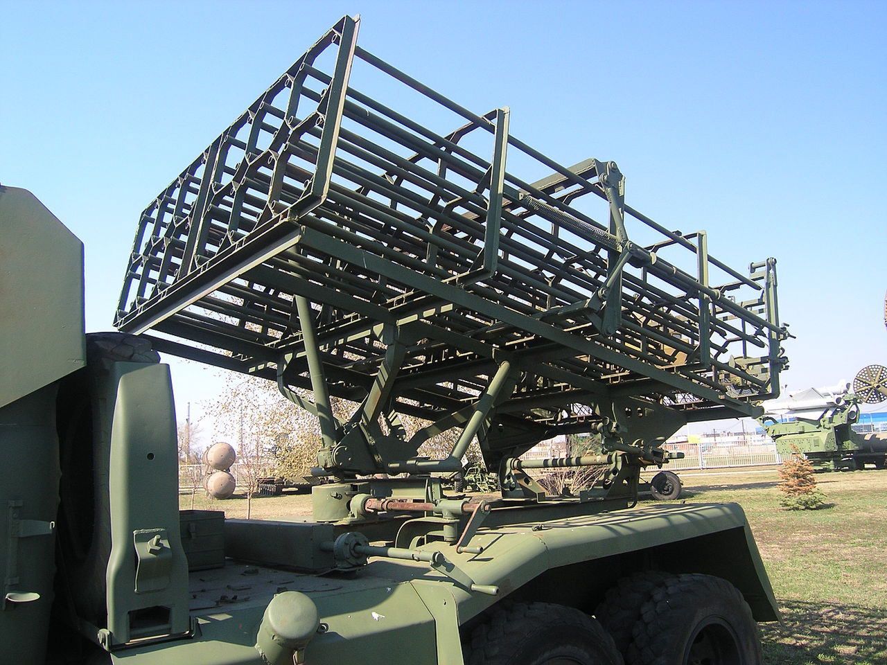 Prosta, kratownicowa wyrzutnia rakiet BM-31